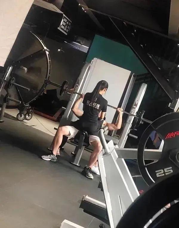 健身房私教聊天曝光_健身房找女私人教练的好处_健身房找男私教