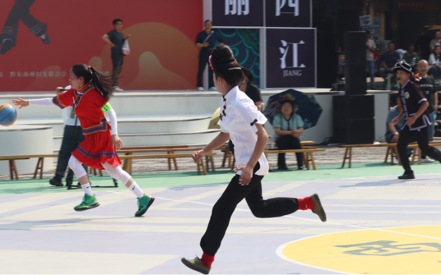 篮球抱球什么意思_篮球抱球犯规_篮球场球员抱球规则