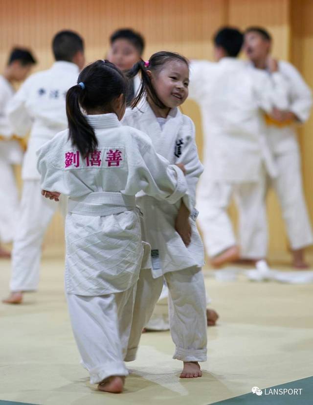 青岛柔道运动员_青岛冠军女生柔道是哪里的_青岛柔道女生冠军是谁