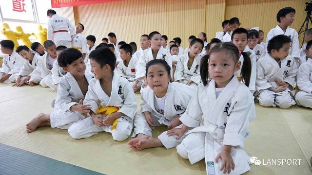 青岛柔道女生冠军是谁_青岛柔道运动员_青岛冠军女生柔道是哪里的