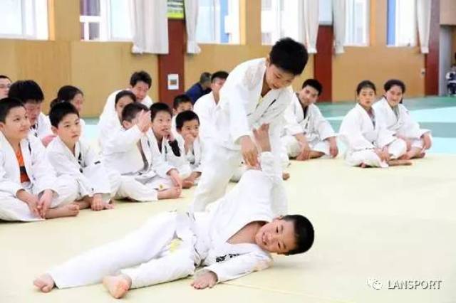 青岛柔道女生冠军是谁_青岛柔道运动员_青岛冠军女生柔道是哪里的