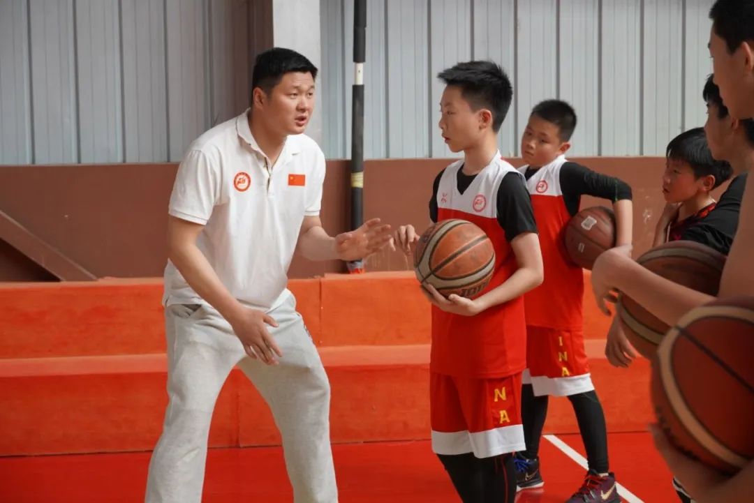 篮球中锋规则卡位大还是小_篮球大中锋卡位规则_篮球中锋卡位要球姿势