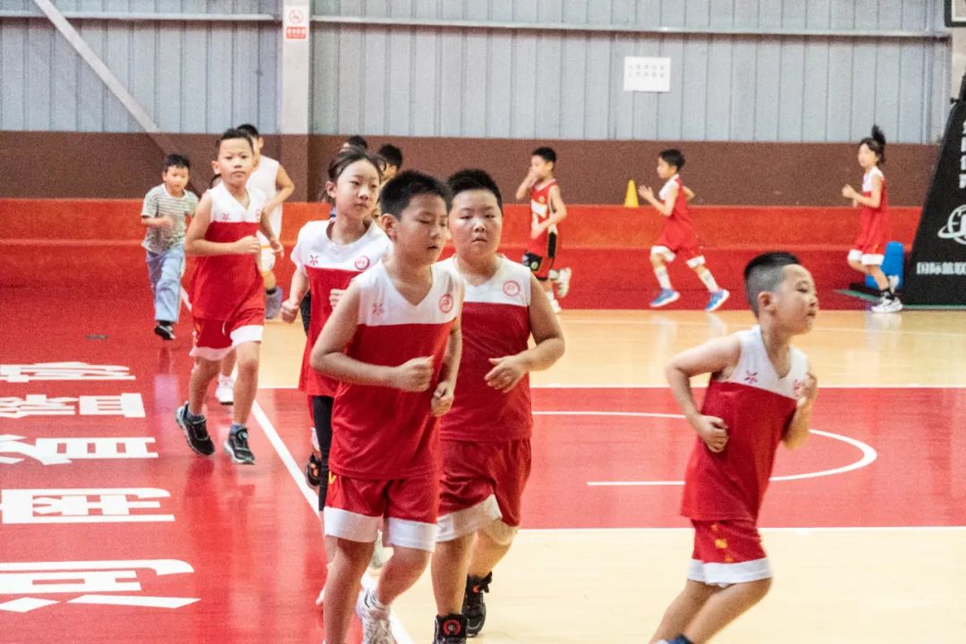 篮球大中锋卡位规则_篮球中锋规则卡位大还是小_篮球中锋卡位要球姿势