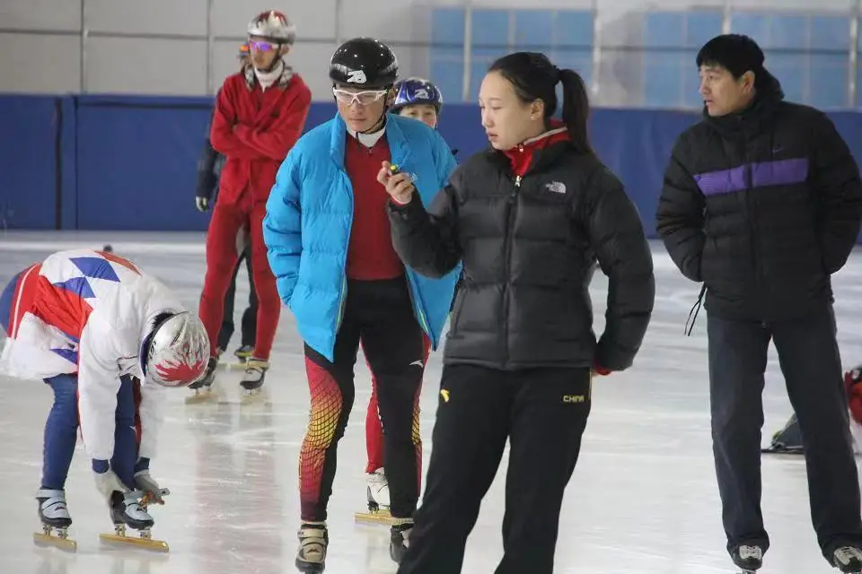 滑雪冠军李爽_速度滑冰中国世界冠军李雪_中国滑雪李雪尧
