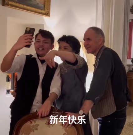金星爸爸是谁_金星的爸爸生活趣事_金星和爸爸跳舞