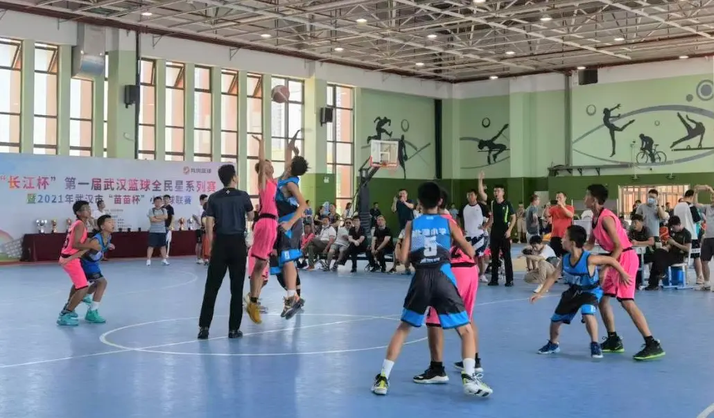 小孩打篮球比赛视频_小孩篮球明星_打篮球的小孩冠军
