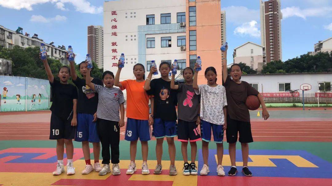 打篮球的小孩冠军_小孩打篮球比赛视频_小孩篮球明星