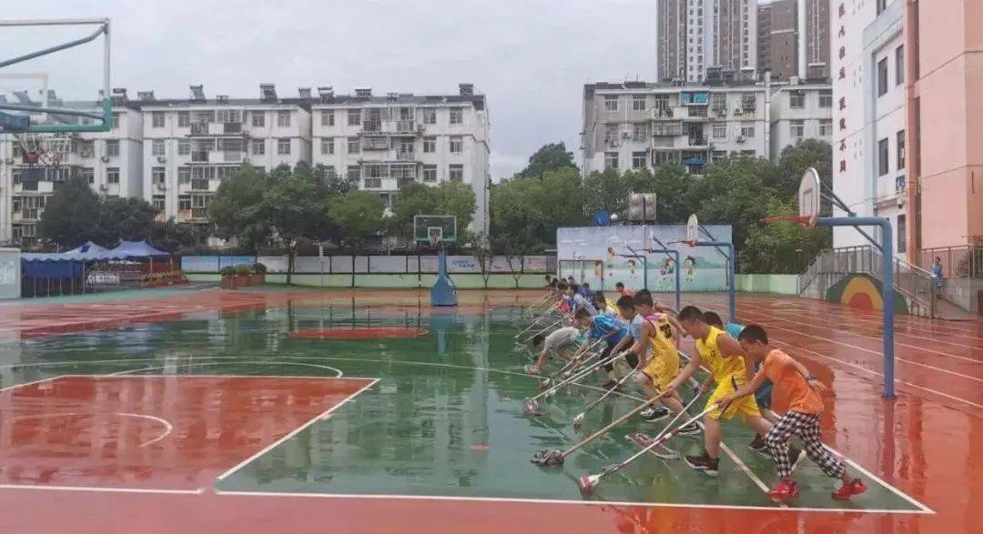 打篮球的小孩冠军_小孩打篮球比赛视频_小孩篮球明星